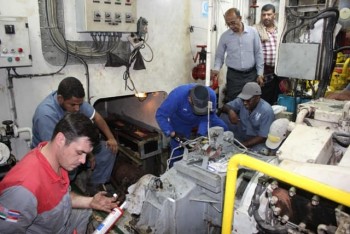 Uzbek expert starts maintenance of tugboat engine in Mukalla port