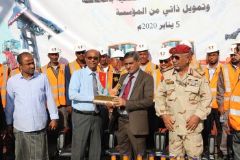 Hadhramaut Governor launches new Stevedoring equipments in Mukalla Port