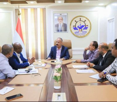 وزير النقل يناقش اوضاع ومستوى جاهزية مؤسسة موانئ البحر العربي وهيئة الشؤون البحرية